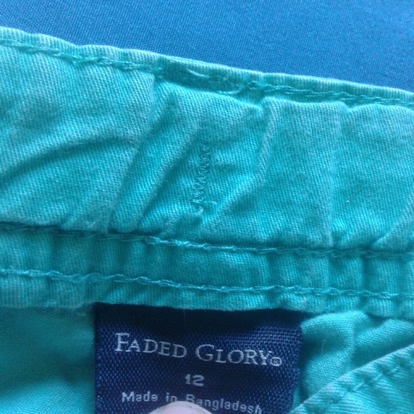 Green khaki shorts - Picture 2 of 3